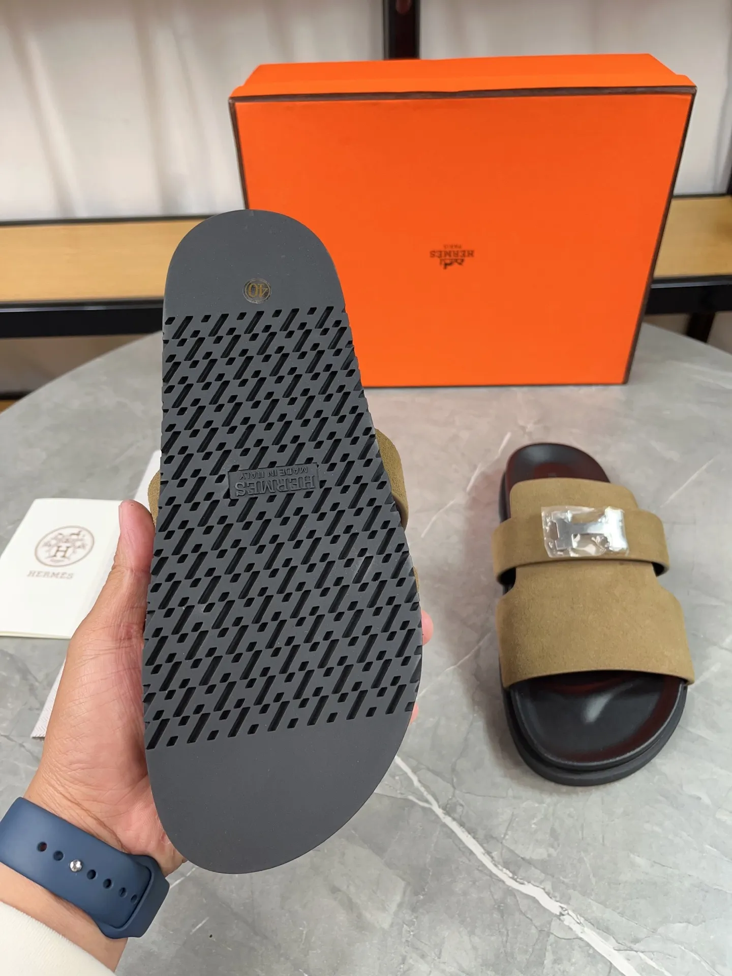 p440🐮🐮H family classic (couples) buckle slippers ✅ Hermes Hermes spring and summer sandals series! Classic style, always popular slippers - sandals, great with any combination! ! ! Upper: imported palmprint PU inner lining: imported mixed sheepskin Outsole: Tpu non-slip and wear-resistant outsole Female size: 35-40 (41 customized) Male size: 39-45 (39.45 customized)